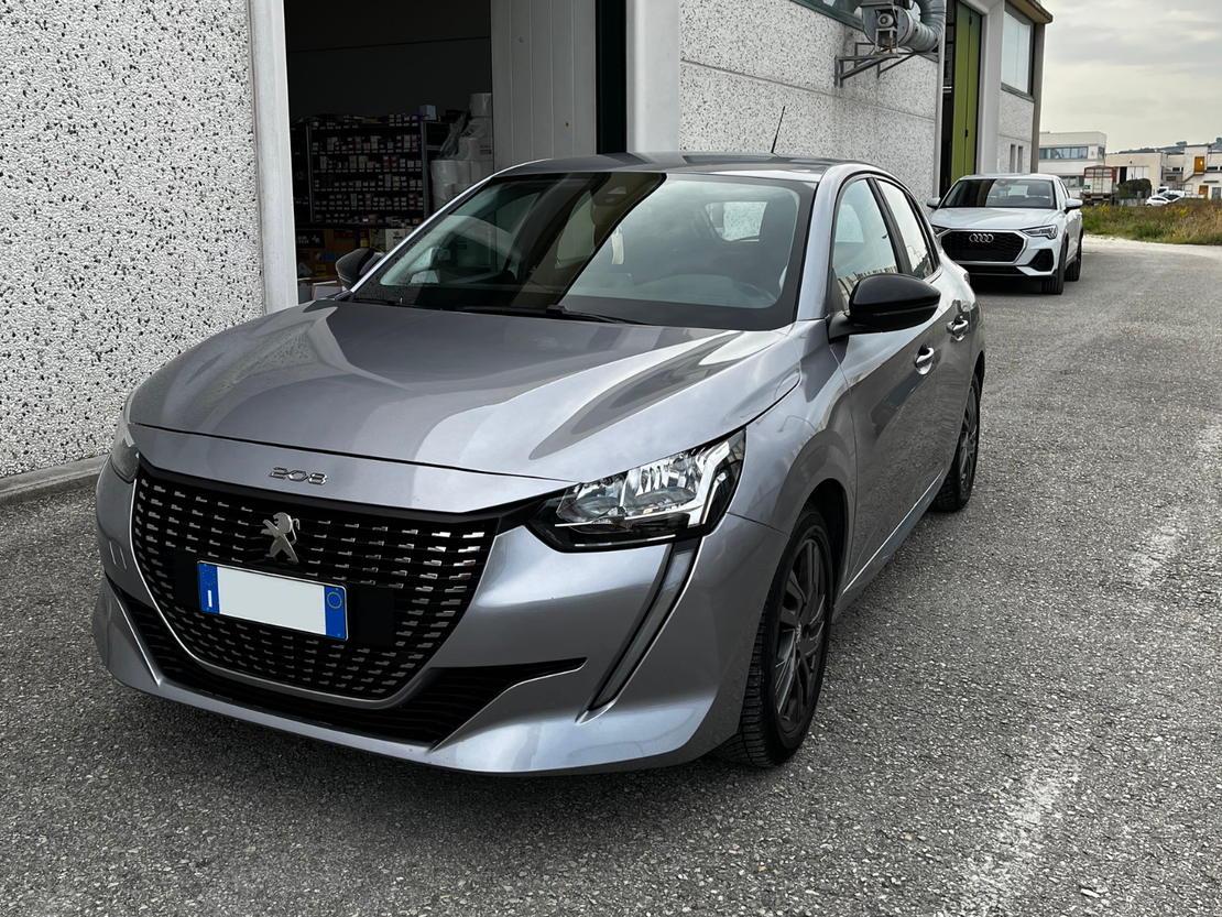 Peugeot 208 grigia diesel del 2023